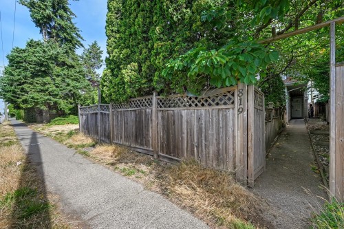 819 70Th Avenue W, Vancouver, BC 