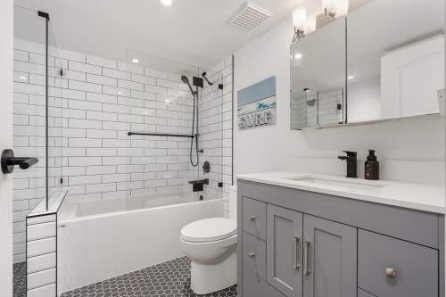 825 15Th Avenue W, Vancouver, BC 