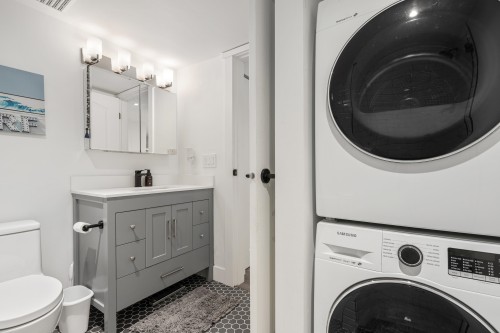825 15Th Avenue W, Vancouver, BC 