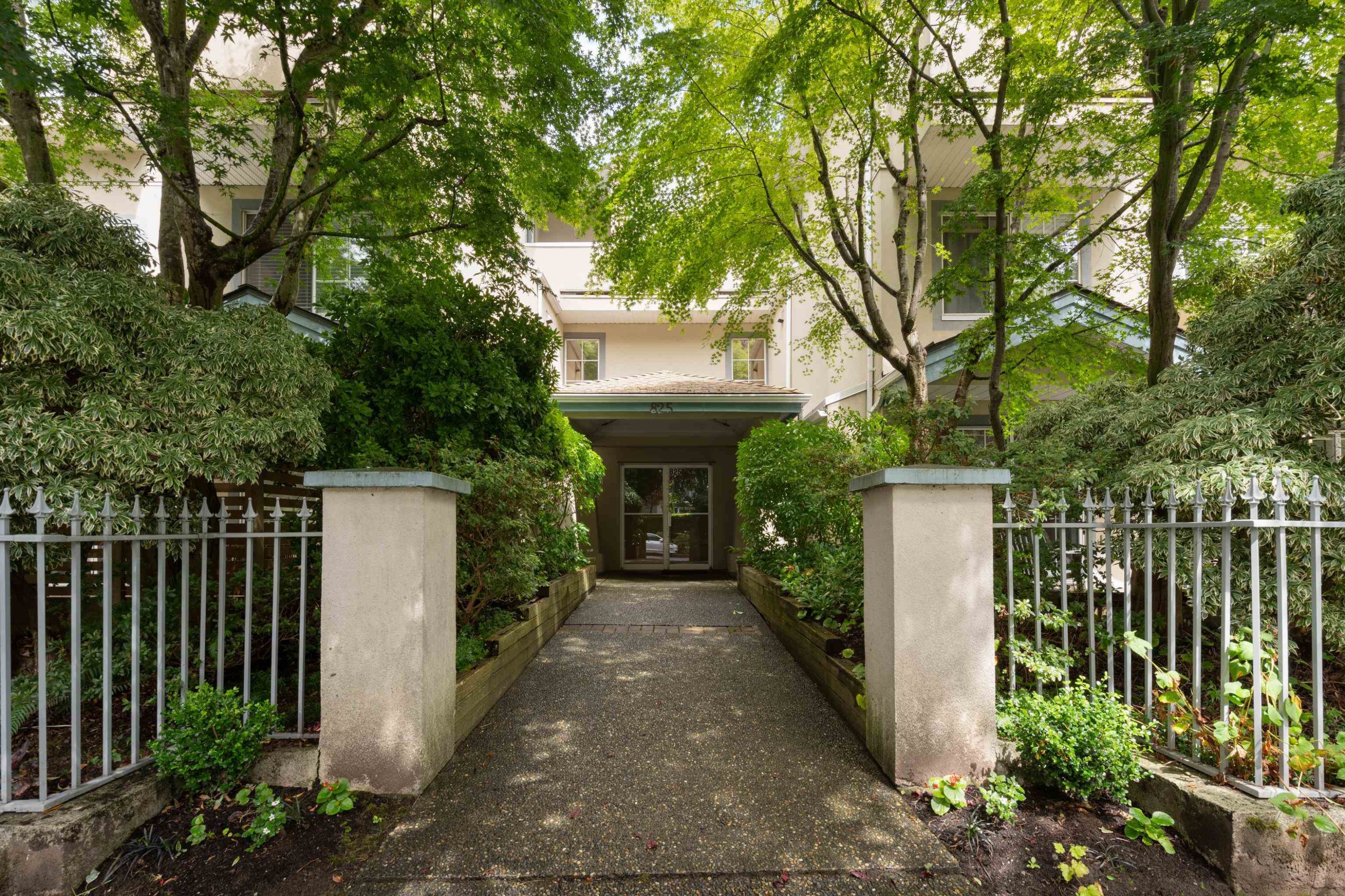 825 15Th Avenue W, Vancouver, BC