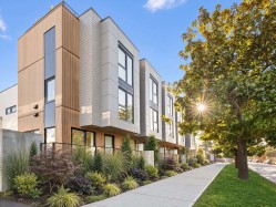 4460 Ash Street  Vancouver, BC V5Z 2H8