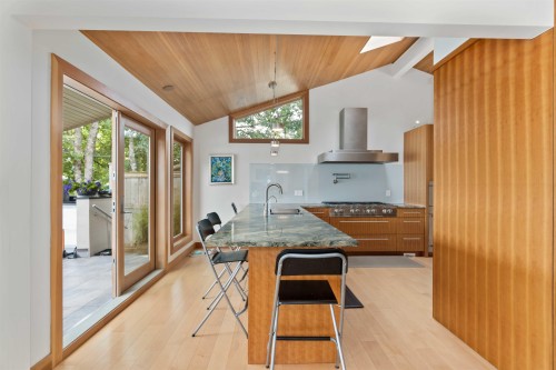 668 Beachview Drive, North Vancouver, BC 