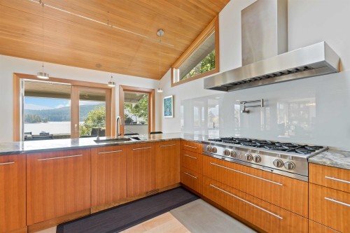 668 Beachview Drive, North Vancouver, BC 
