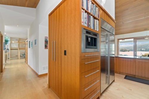 668 Beachview Drive, North Vancouver, BC 