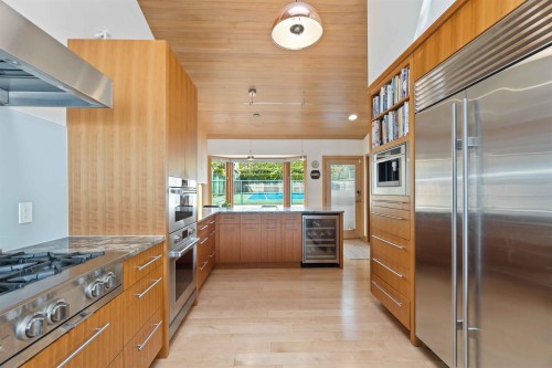 668 Beachview Drive, North Vancouver, BC 
