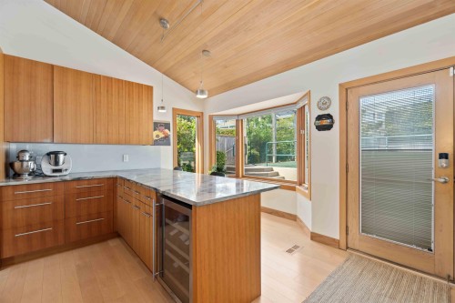 668 Beachview Drive, North Vancouver, BC 