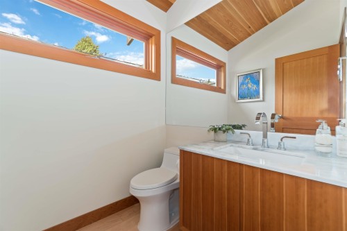 668 Beachview Drive, North Vancouver, BC 
