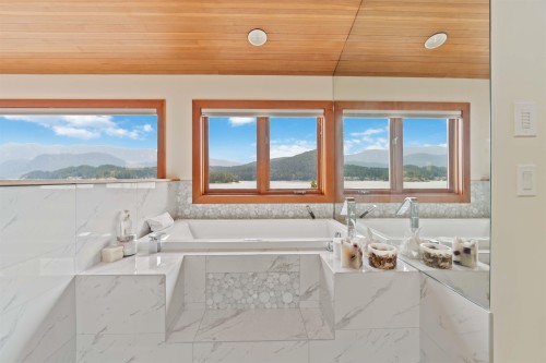 668 Beachview Drive, North Vancouver, BC 
