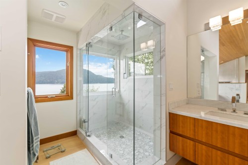 668 Beachview Drive, North Vancouver, BC 