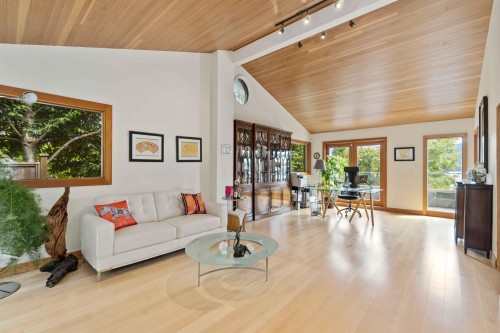 668 Beachview Drive, North Vancouver, BC 