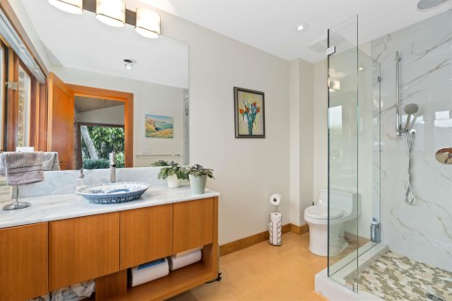 668 Beachview Drive, North Vancouver, BC 
