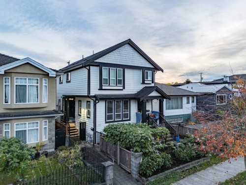 2216 Mannering Avenue, Vancouver, BC 