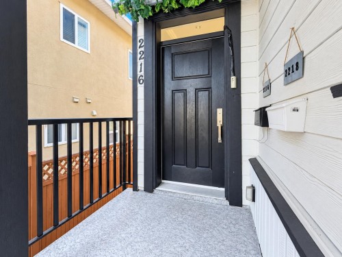 2216 Mannering Avenue, Vancouver, BC 