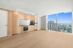 2004-1568 Alberni Street  Vancouver, BC V6G 0E3