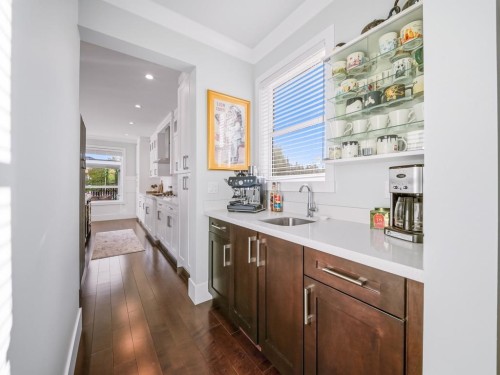 355 15Th Street E, North Vancouver, BC 