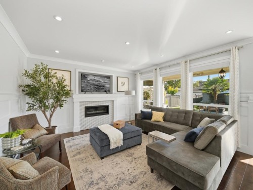 355 15Th Street E, North Vancouver, BC 