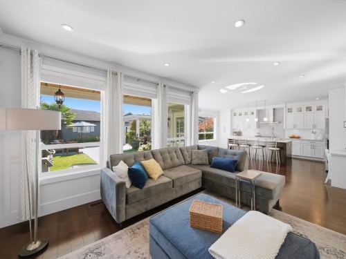 355 15Th Street E, North Vancouver, BC 