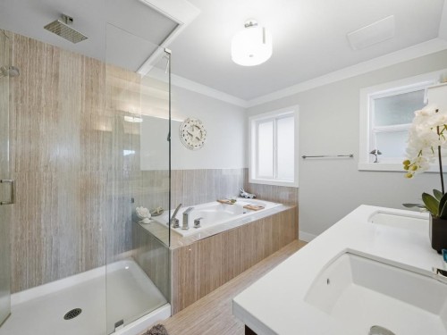 355 15Th Street E, North Vancouver, BC 