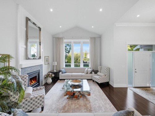 355 15Th Street E, North Vancouver, BC 