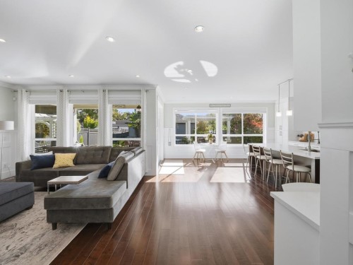 355 15Th Street E, North Vancouver, BC 