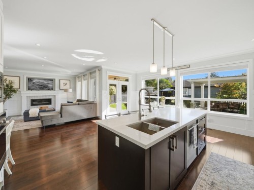 355 15Th Street E, North Vancouver, BC 
