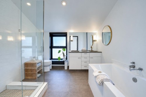 2835 13Th Avenue W, Vancouver, BC 