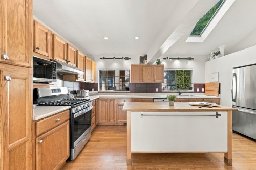 1720 Deep Cove Road, North Vancouver, BC 