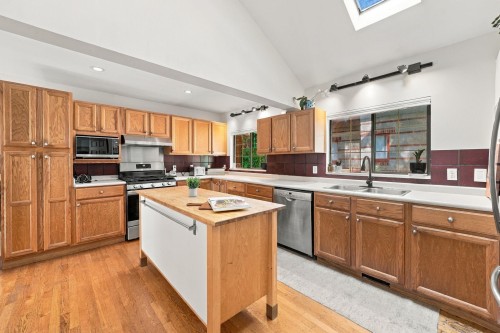 1720 Deep Cove Road, North Vancouver, BC 