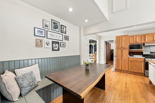 1720 Deep Cove Road, North Vancouver, BC 