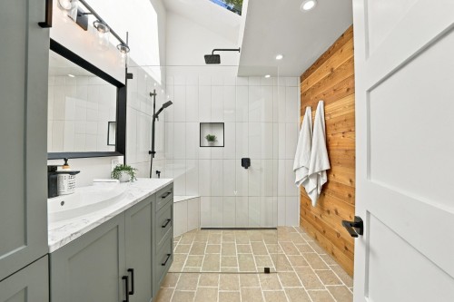 1720 Deep Cove Road, North Vancouver, BC 