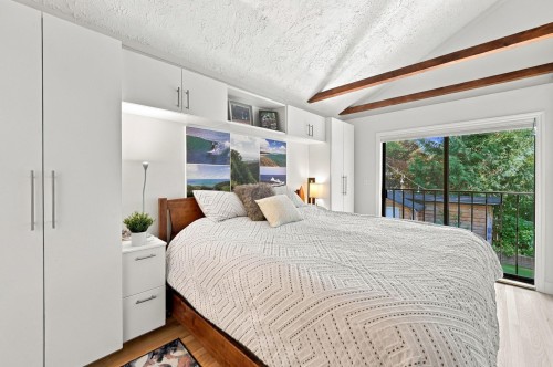 1720 Deep Cove Road, North Vancouver, BC 