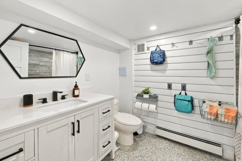 1720 Deep Cove Road, North Vancouver, BC 