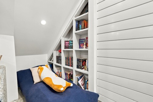 1720 Deep Cove Road, North Vancouver, BC 