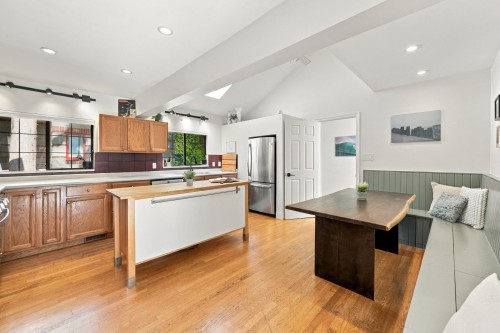 1720 Deep Cove Road, North Vancouver, BC 
