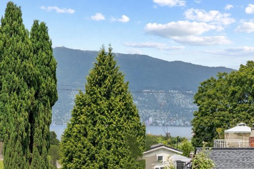 3579 18Th Avenue W, Vancouver, BC 