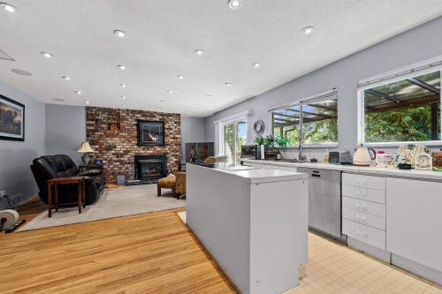 6250 Summit Avenue, West Vancouver, BC 
