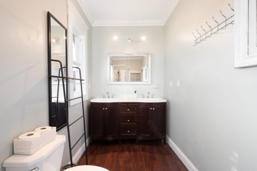 219 29Th Street E, North Vancouver, BC 