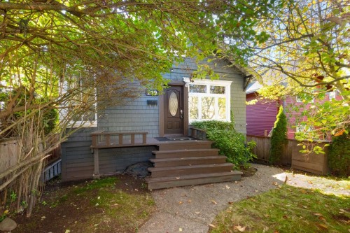 219 29Th Street E, North Vancouver, BC 