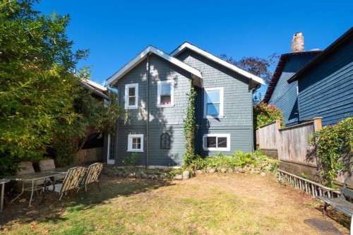 219 29Th Street E, North Vancouver, BC 