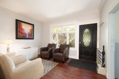 219 29Th Street E, North Vancouver, BC 