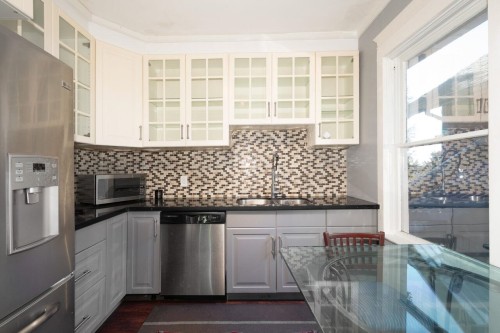 219 29Th Street E, North Vancouver, BC 