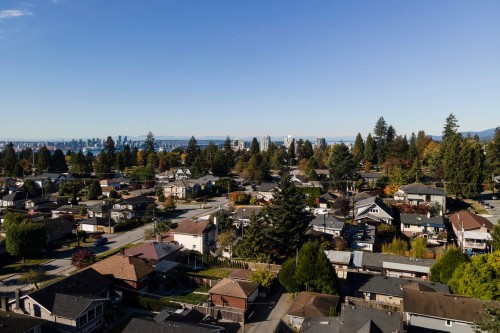 741 18Th Street E, North Vancouver, BC 