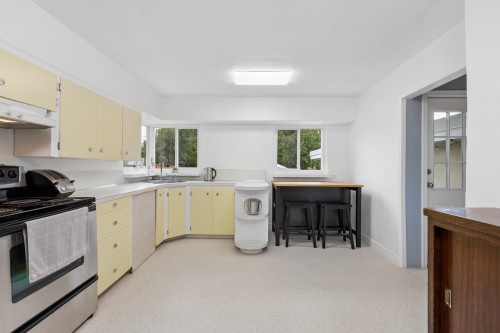 331 24Th Street E, North Vancouver, BC 