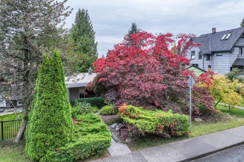 331 24Th Street E, North Vancouver, BC 
