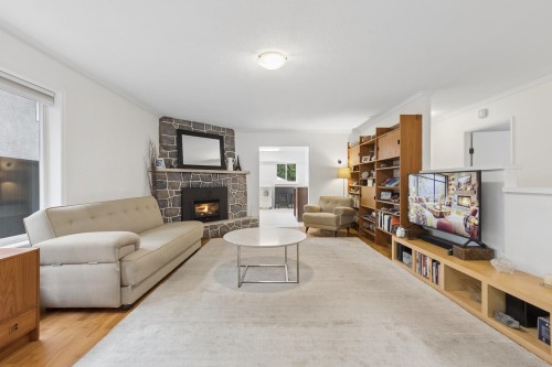331 24Th Street E, North Vancouver, BC 