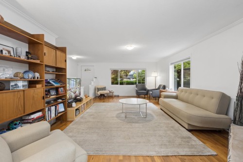 331 24Th Street E, North Vancouver, BC 