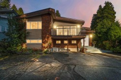 318 Mariner Way  Coquitlam, BC V3K 1N6