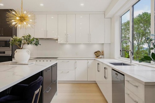 919 4Th Street E, North Vancouver, BC 