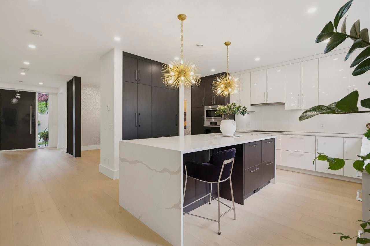 919 4Th Street E, North Vancouver, BC