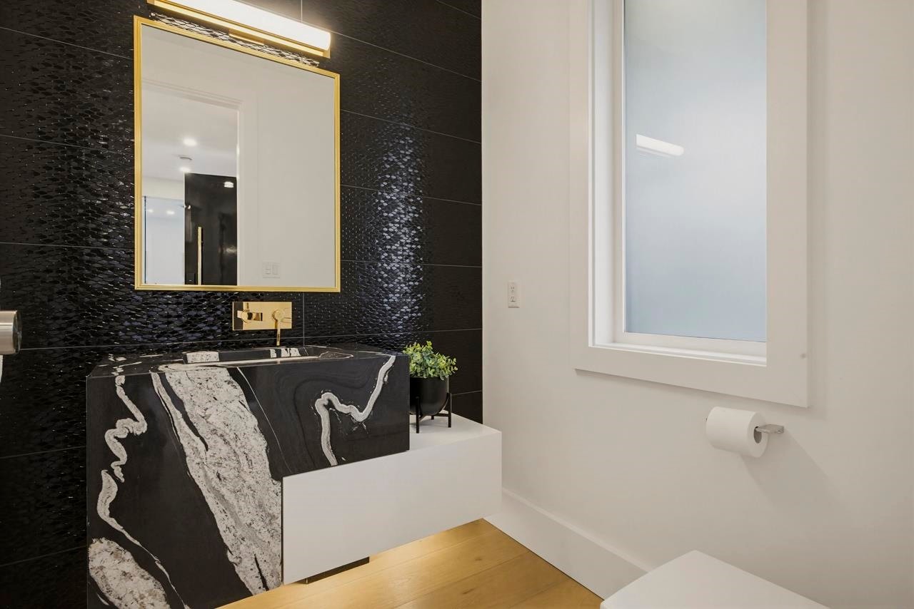 919 4Th Street E, North Vancouver, BC